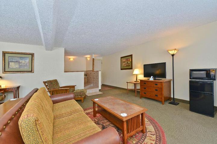 Accessible 1 King Accessible Roll in Shower Work Desk Microwave and Refrigerator WiFi Full Breakfast (1 of 14)