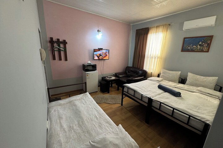 Room 13 of 32