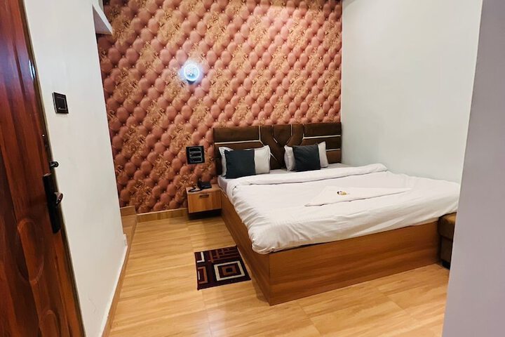 Room 9 of 17