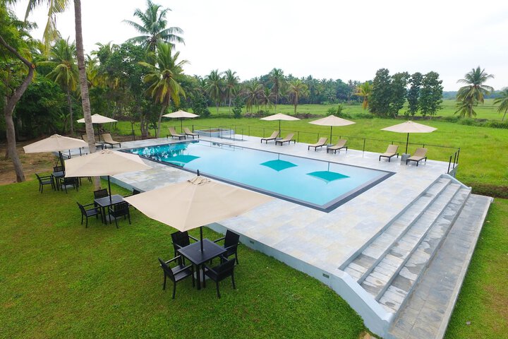Hotel with Pool
