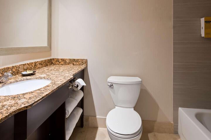 Suite 1 King Bed Microwave and Refrigerator WiFi Full Breakfast (20 of 31)