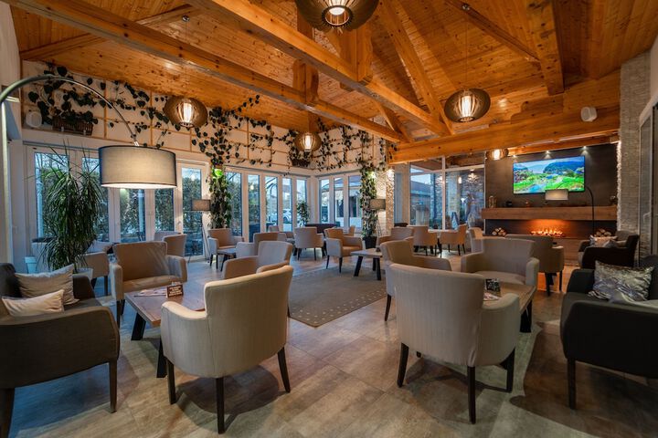 Lobby lounge