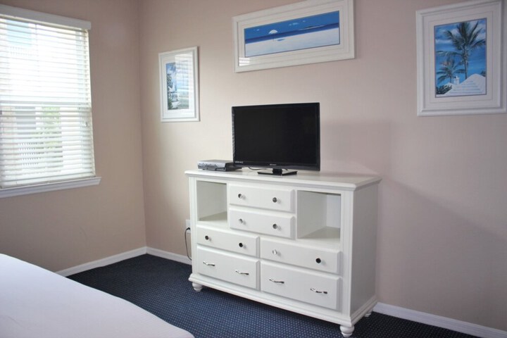 Room 5 of 16