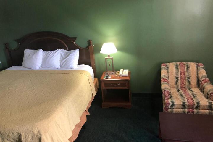1 King Bed (3 of 6)