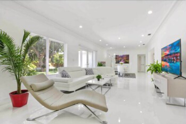 Sleek Miami Shores Residence With Jacuzzi