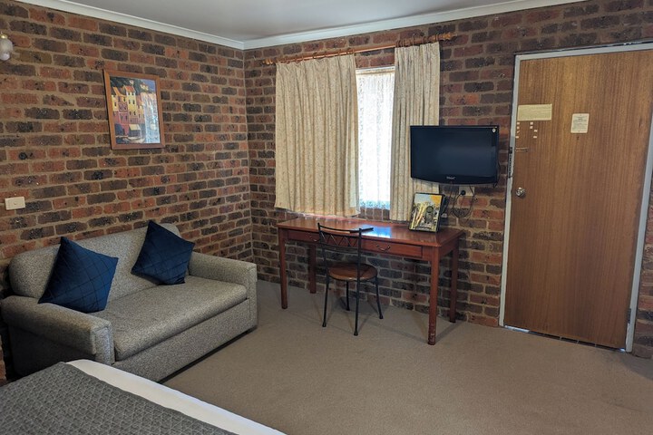 Room 3 of 28