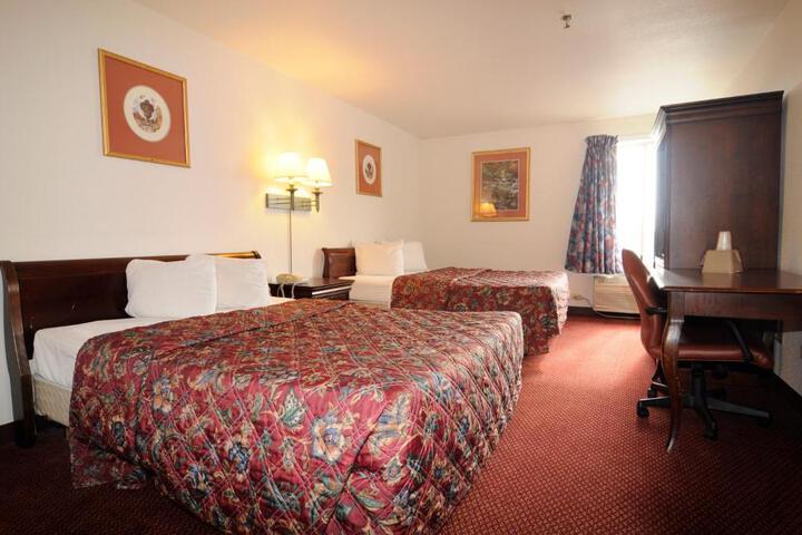 2 Queen Beds (2 of 5)