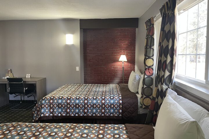 1 Queen Bed (45 of 56)