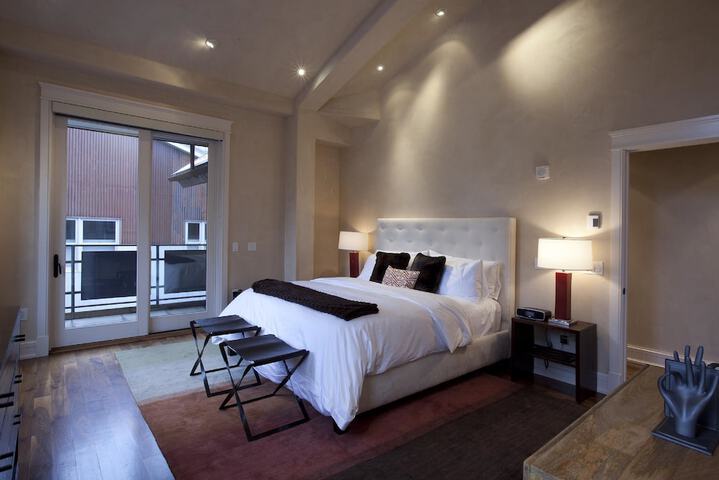 Room 42 of 382