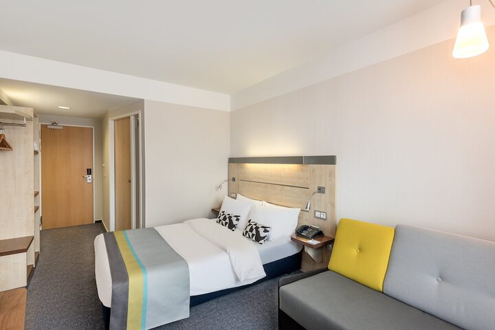 Room 10 of 47