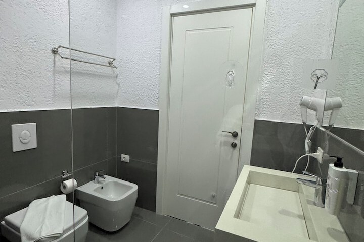 Room 144 of 191