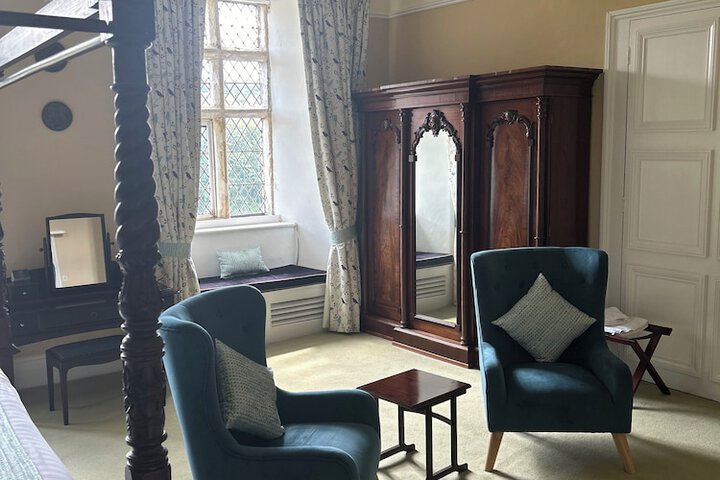 Room 8 of 90