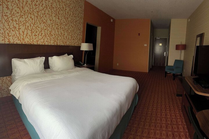 1 King Bed Accessible (3 of 9)