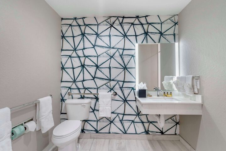 2 Queen Beds Bathtub (9 of 26)