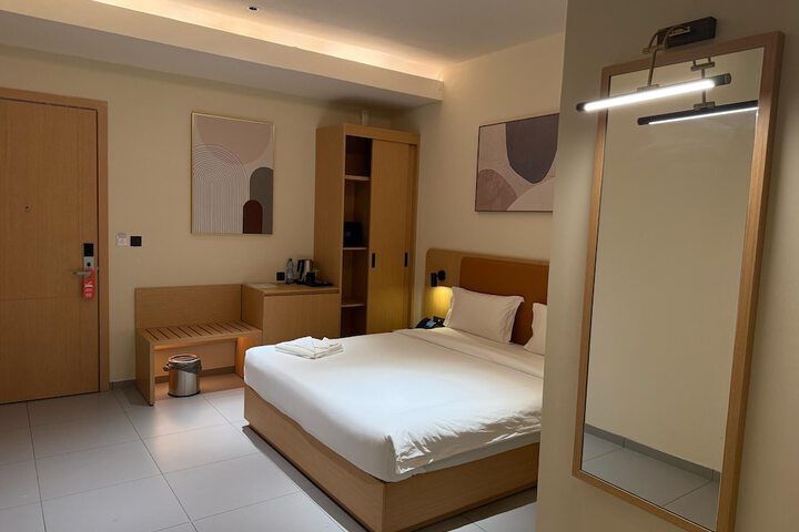 Room 7 of 16