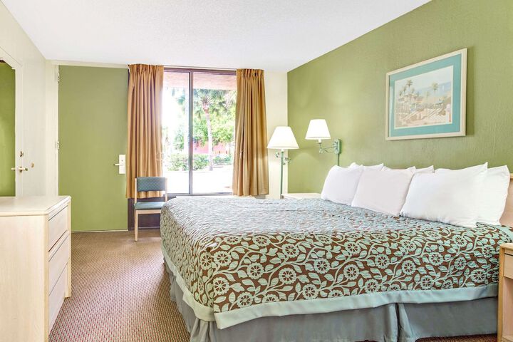 1 King Bed Accessible (3 of 7)