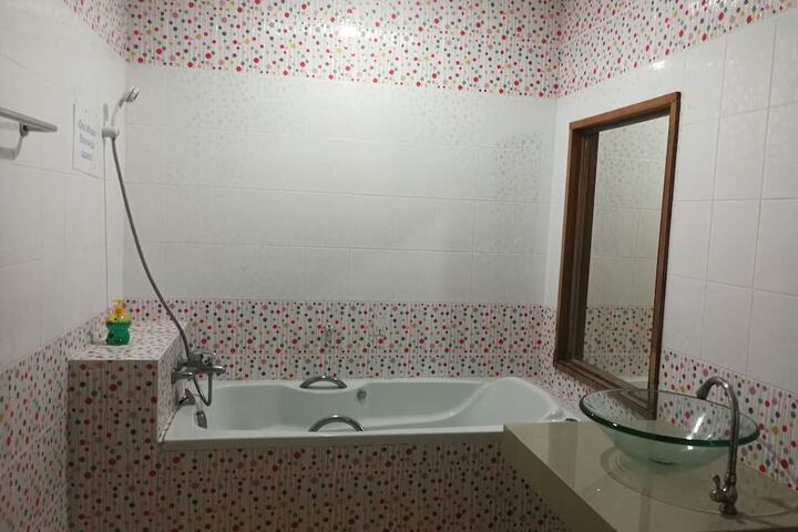 Deep soaking bathtub