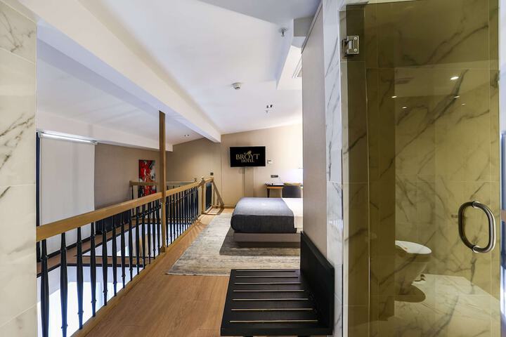 Room 48 of 80