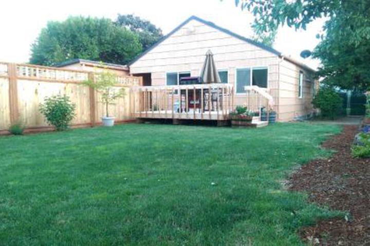 Garden Cottage in Dundee, OR