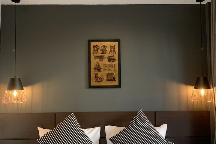 Room 13 of 33