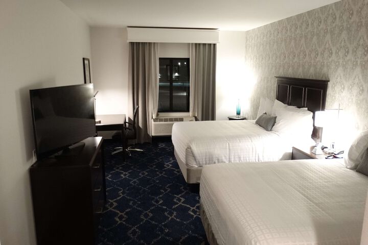 2 Queen Beds (10 of 11)