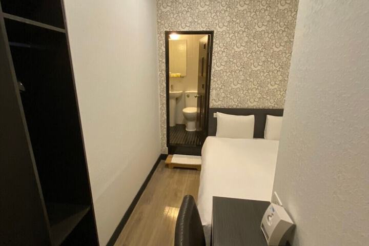 Room 9 of 17