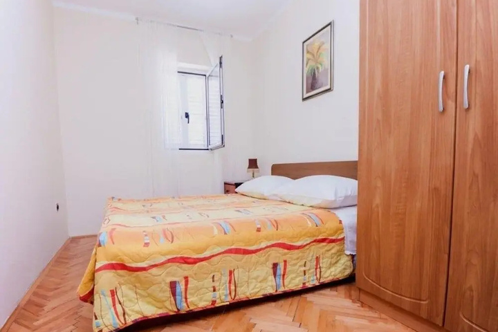 Room 6 of 16