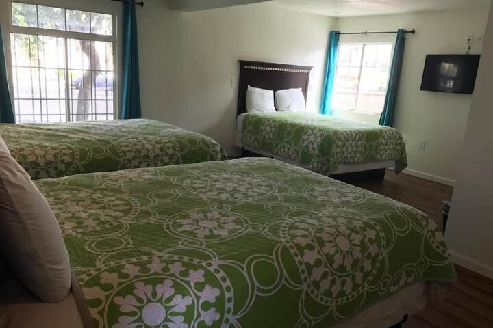 Room 4 of 18