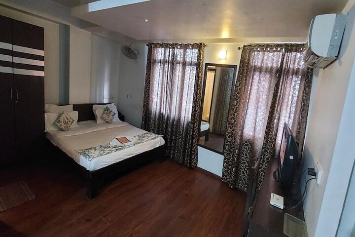 Room 32 of 64