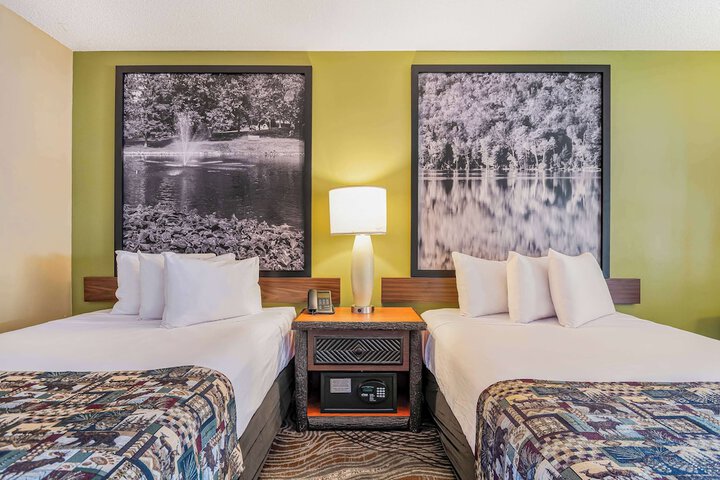 2 Double Beds Pool View (6 of 19)