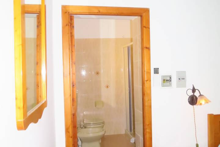 Room 4 of 107