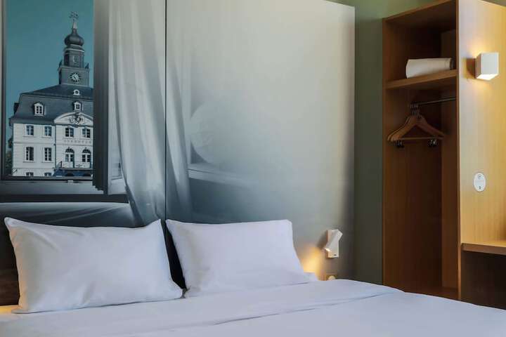 Room 13 of 40