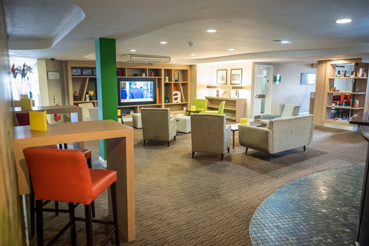 Lounge 127 of 162
