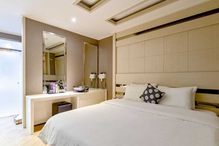 Room 9 of 19