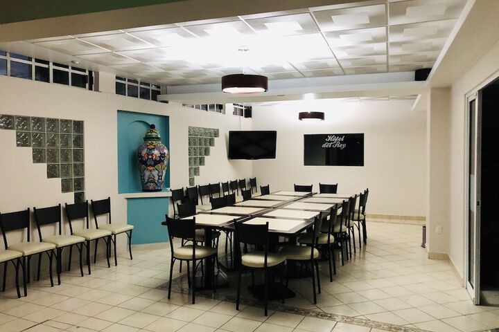Dining 7 of 11
