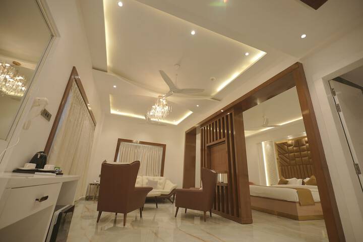 Room 4 of 8