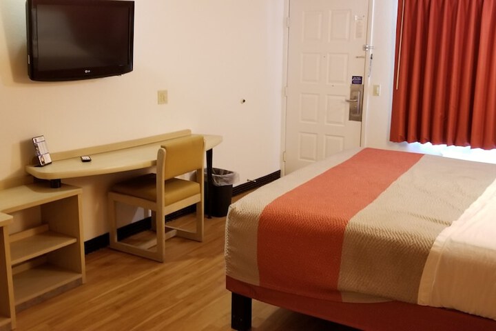 Standard Double Bed (10 of 17)