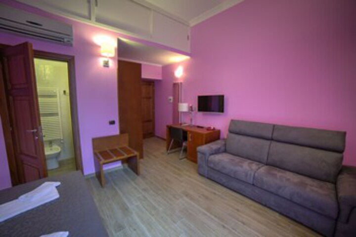 Room 12 of 37