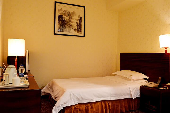Room 2 of 33