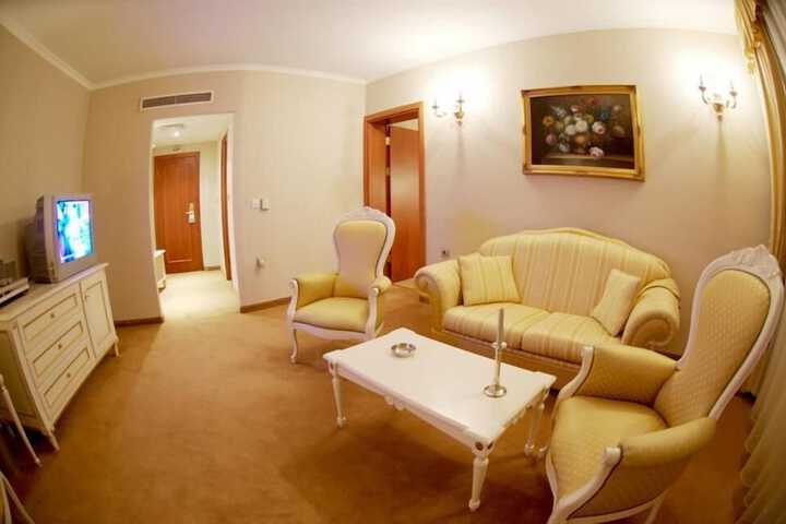Room 15 of 36
