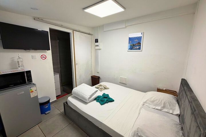 Room 13 of 33