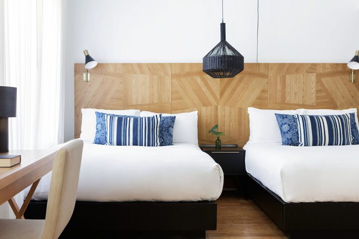 1 Queen Bed (6 of 14)