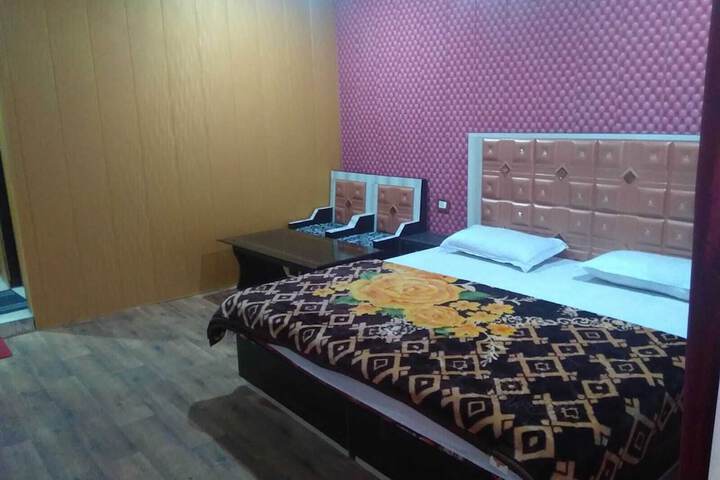 Room 9 of 28
