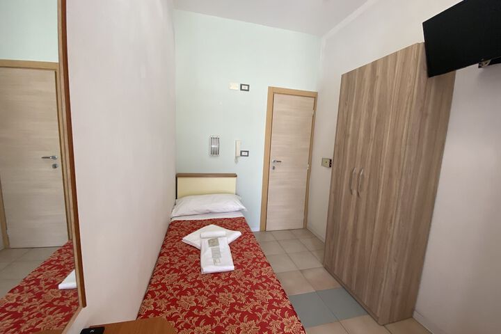Room 7 of 108