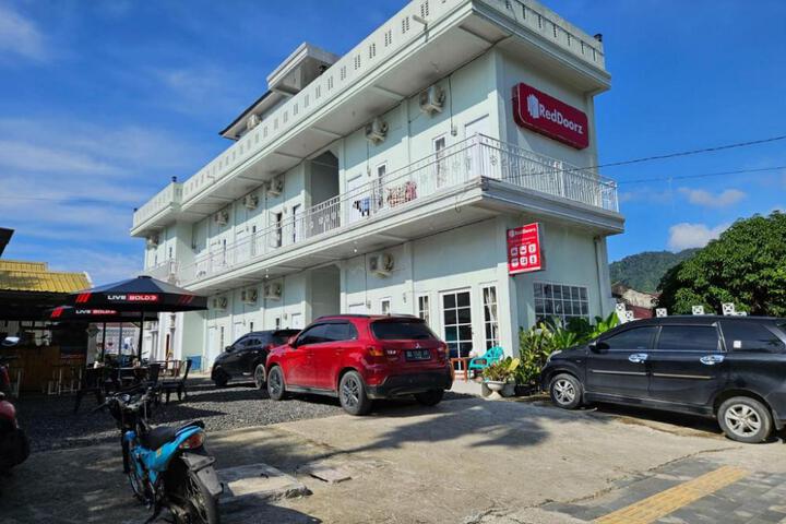 RedDoorz Syariah near Kantor Bupati Pantai Pandan Sibolga