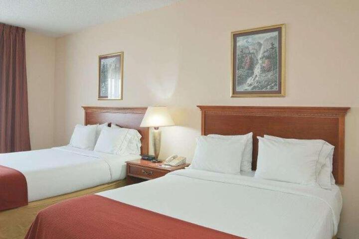 Queen Bed Accessible (2 of 6)