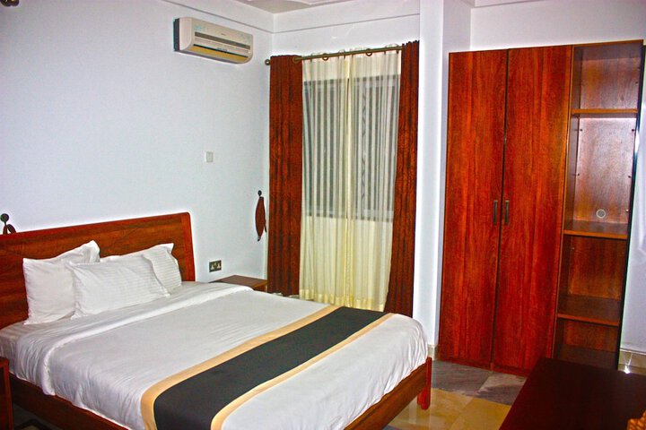 Room 10 of 24