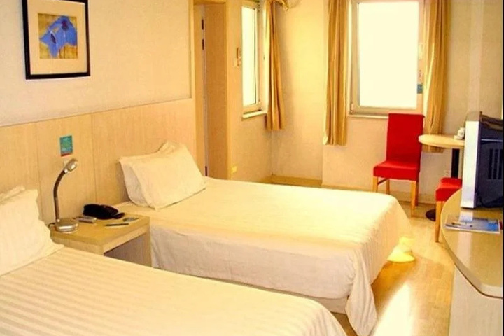 Room 4 of 24