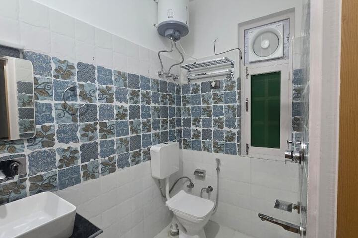 Room 6 of 8
