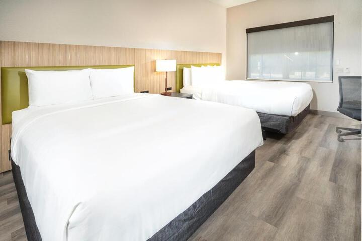 2 Queen Beds (17 of 17)